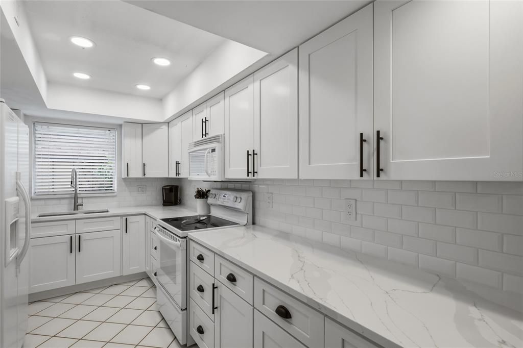 For Sale: $469,000 (2 beds, 2 baths, 1027 Square Feet)