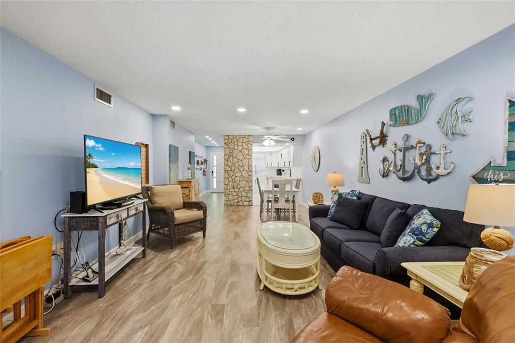 For Sale: $469,000 (2 beds, 2 baths, 1027 Square Feet)