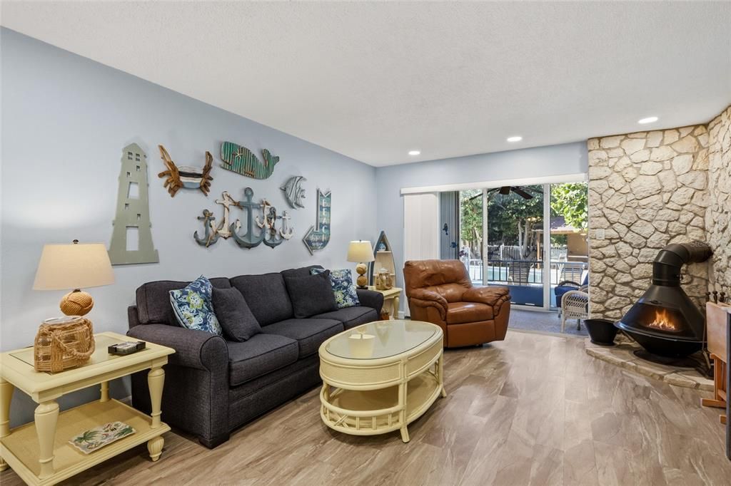 For Sale: $469,000 (2 beds, 2 baths, 1027 Square Feet)