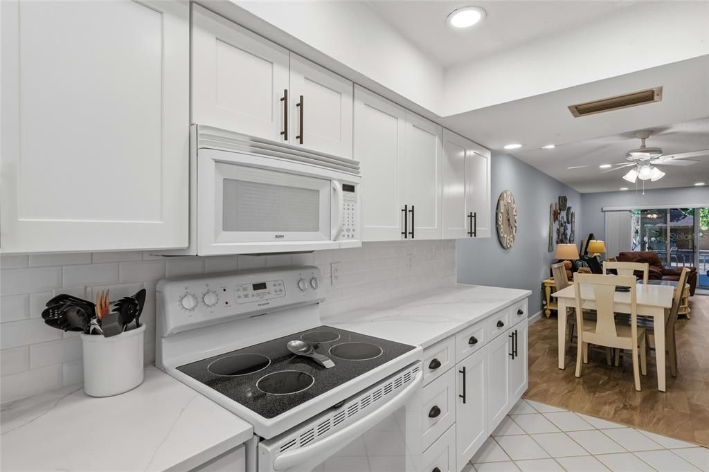 For Sale: $469,000 (2 beds, 2 baths, 1027 Square Feet)