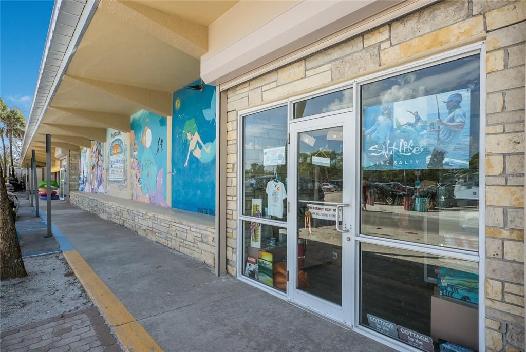 For Sale: $469,000 (2 beds, 2 baths, 1027 Square Feet)