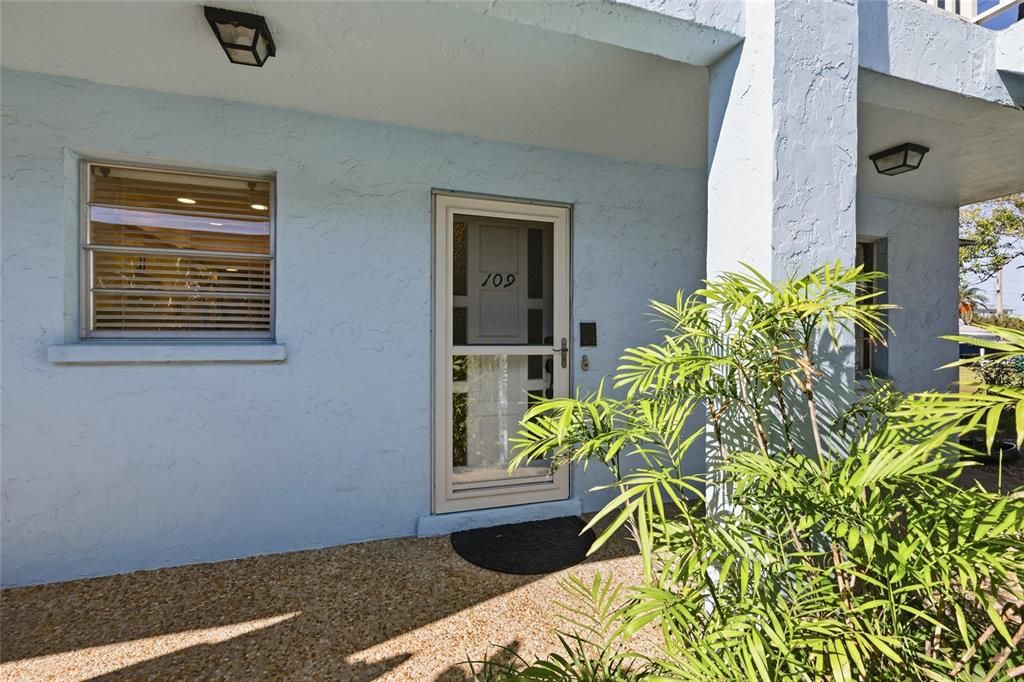 For Sale: $469,000 (2 beds, 2 baths, 1027 Square Feet)