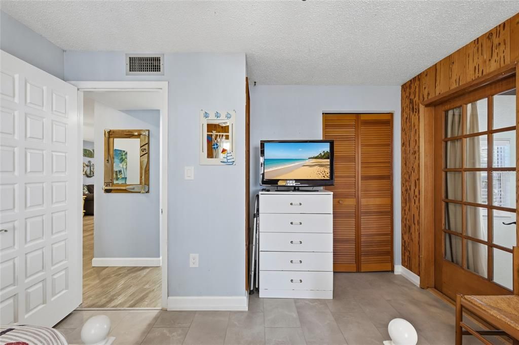For Sale: $469,000 (2 beds, 2 baths, 1027 Square Feet)