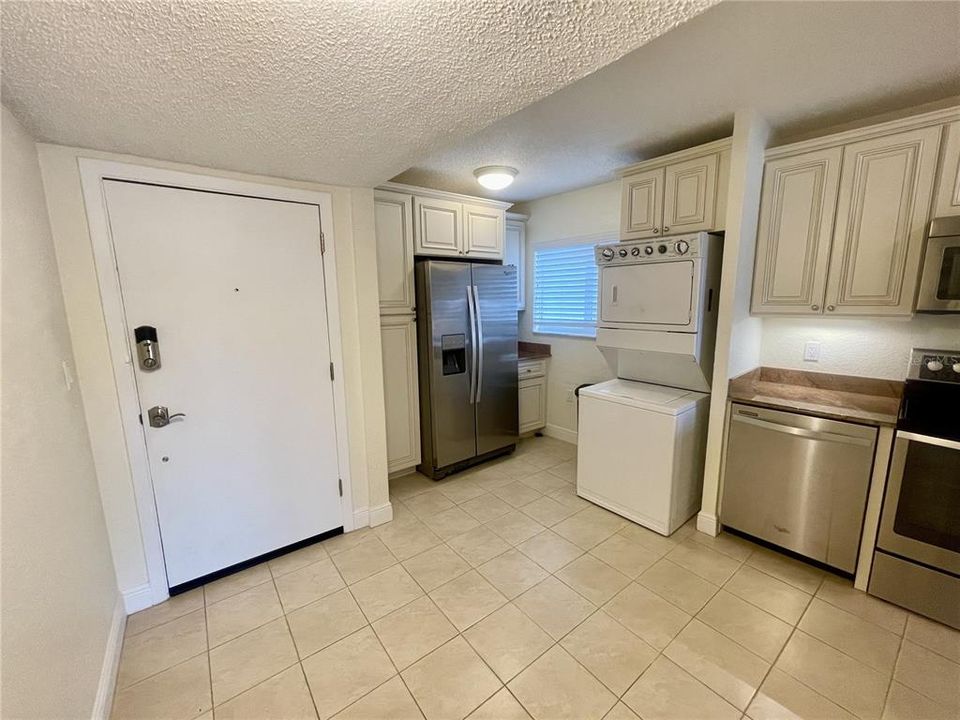 For Rent: $3,100 (2 beds, 2 baths, 910 Square Feet)