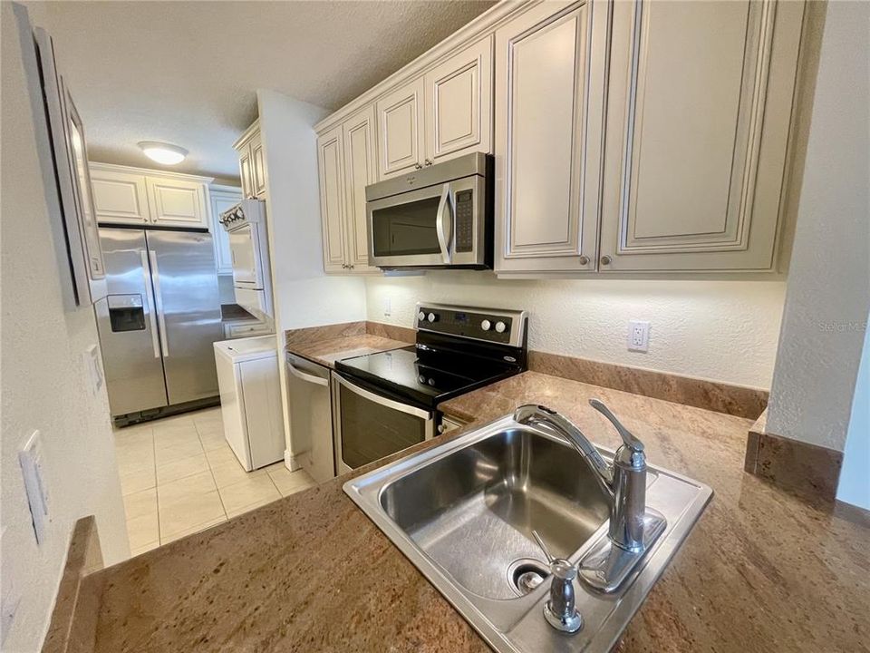 For Rent: $3,100 (2 beds, 2 baths, 910 Square Feet)