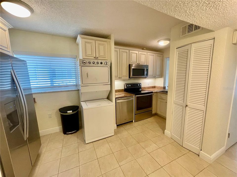 For Rent: $3,100 (2 beds, 2 baths, 910 Square Feet)