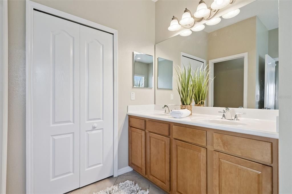 На продажу: $310,000 (3 спален, 2 ванн, 2109 Квадратных фут)