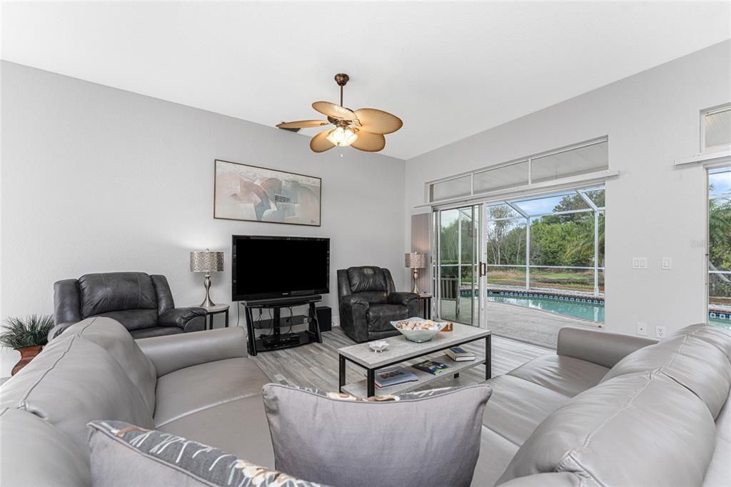 На продажу: $329,000 (2 спален, 2 ванн, 1386 Квадратных фут)