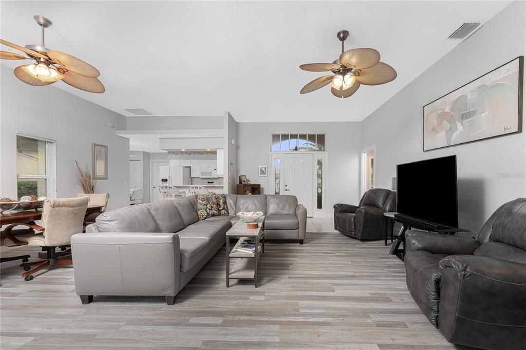 На продажу: $329,000 (2 спален, 2 ванн, 1386 Квадратных фут)