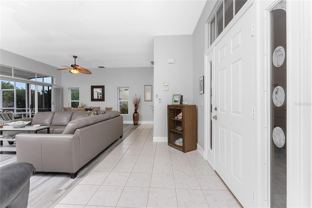 На продажу: $329,000 (2 спален, 2 ванн, 1386 Квадратных фут)