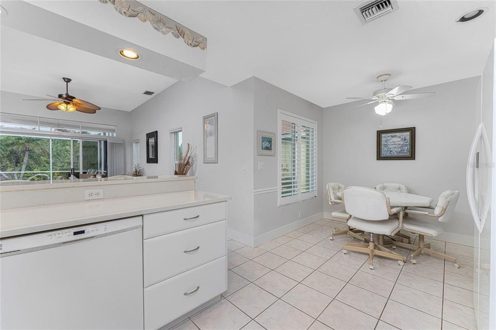 На продажу: $329,000 (2 спален, 2 ванн, 1386 Квадратных фут)