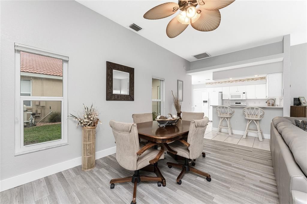 На продажу: $329,000 (2 спален, 2 ванн, 1386 Квадратных фут)