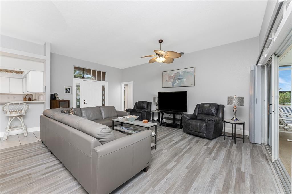 На продажу: $329,000 (2 спален, 2 ванн, 1386 Квадратных фут)