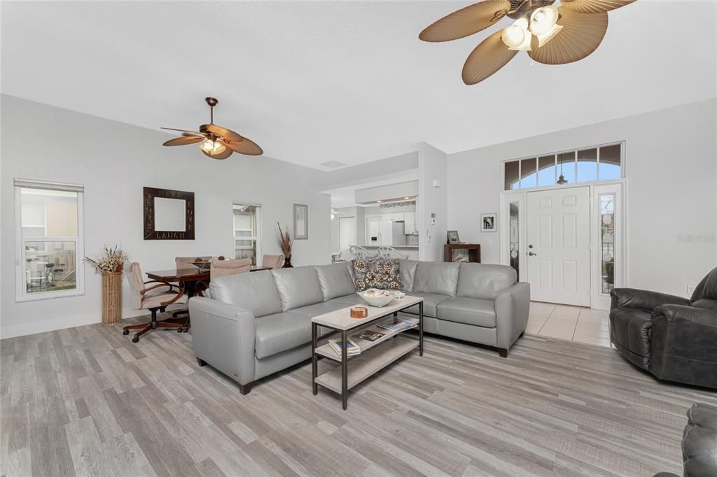 На продажу: $329,000 (2 спален, 2 ванн, 1386 Квадратных фут)