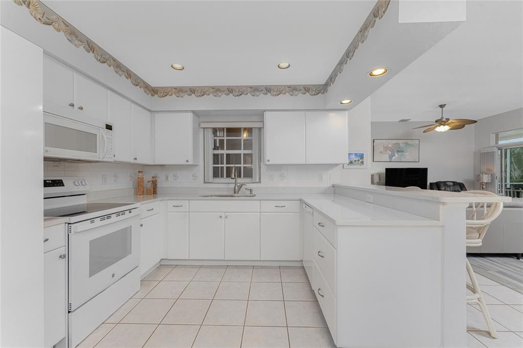 На продажу: $329,000 (2 спален, 2 ванн, 1386 Квадратных фут)