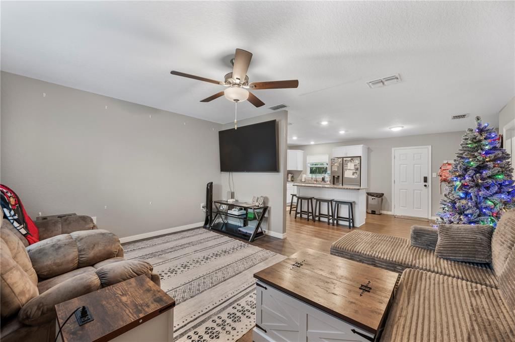 En Venta: $399,900 (4 camas, 2 baños, 1512 Pies cuadrados)