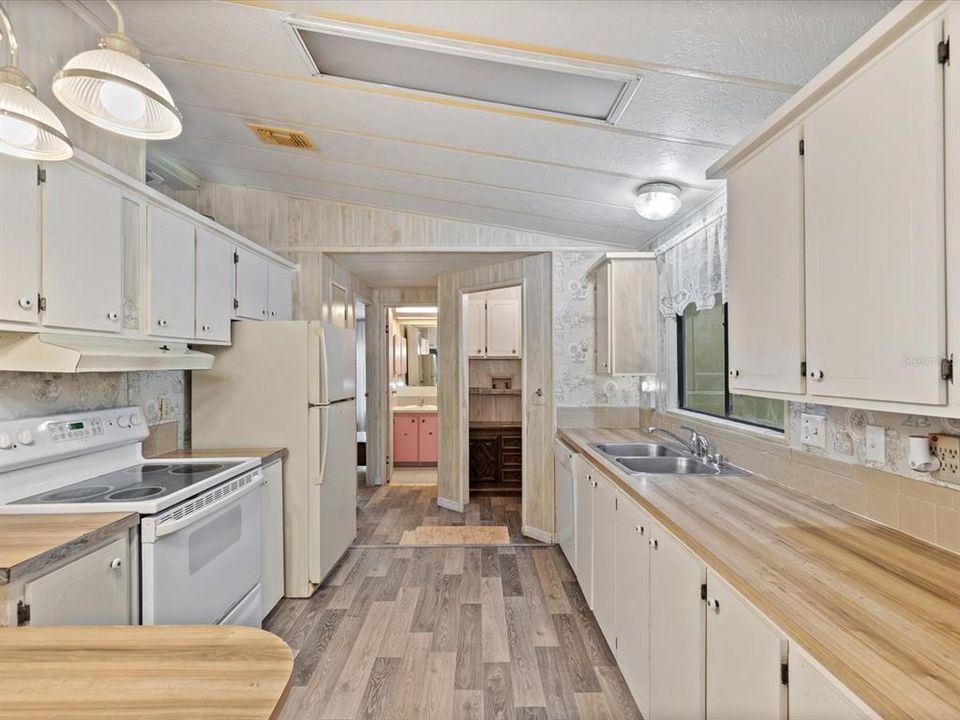 For Sale: $190,000 (3 beds, 2 baths, 1252 Square Feet)