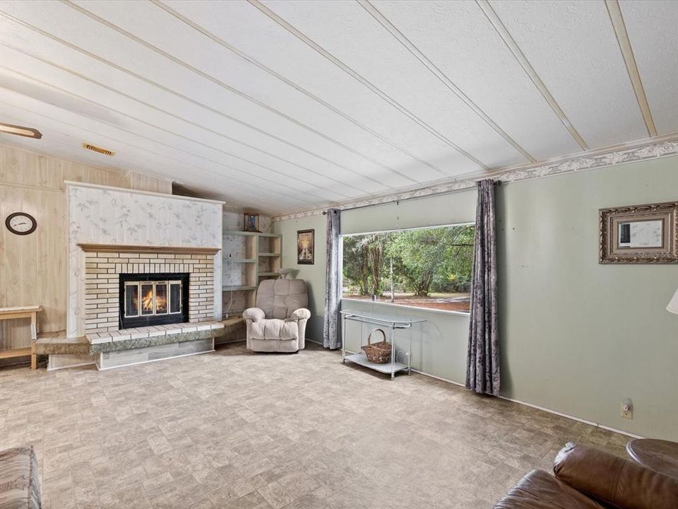 For Sale: $190,000 (3 beds, 2 baths, 1252 Square Feet)