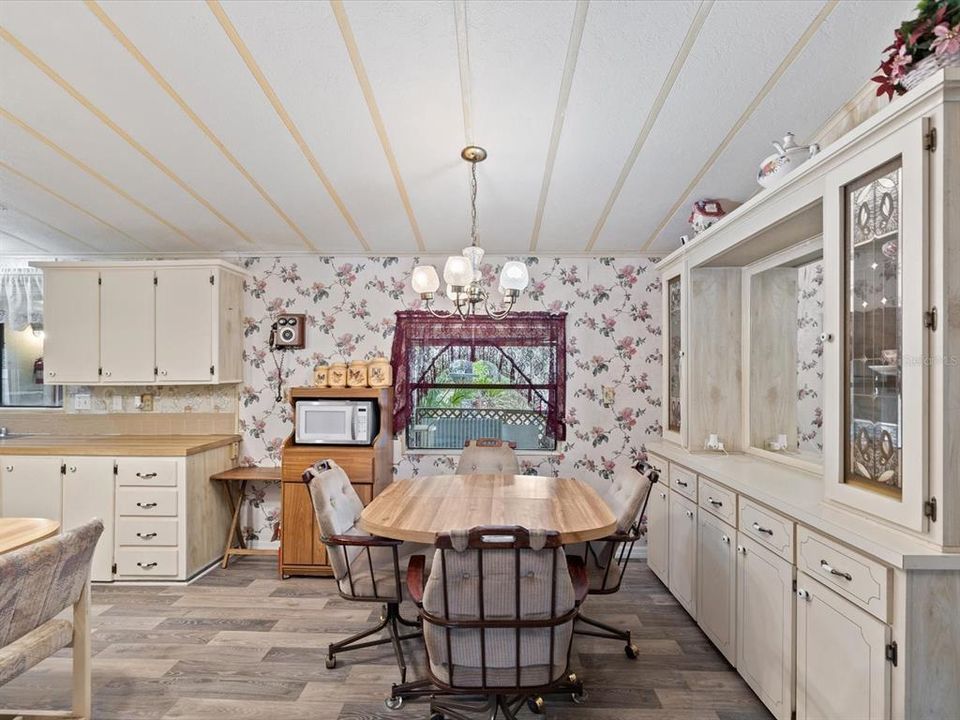 For Sale: $190,000 (3 beds, 2 baths, 1252 Square Feet)