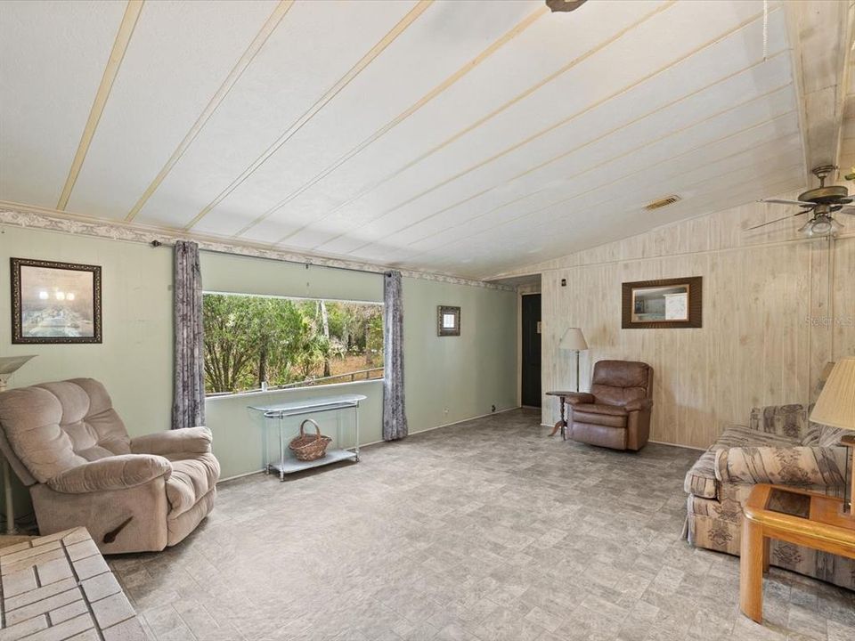 For Sale: $190,000 (3 beds, 2 baths, 1252 Square Feet)