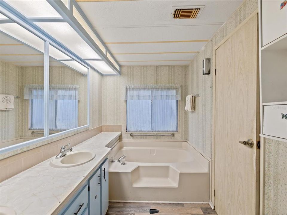 For Sale: $190,000 (3 beds, 2 baths, 1252 Square Feet)