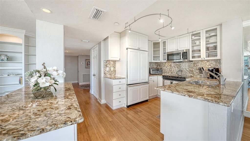 待售: $995,000 (2 贝兹, 2 浴室, 1408 平方英尺)