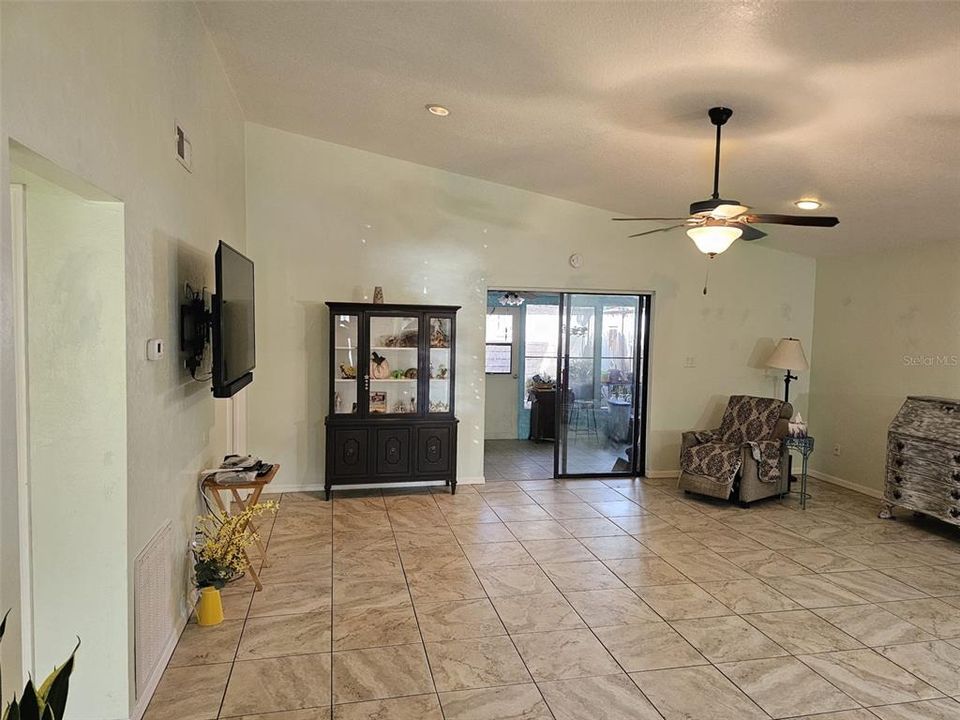 На продажу: $214,900 (2 спален, 2 ванн, 1419 Квадратных фут)