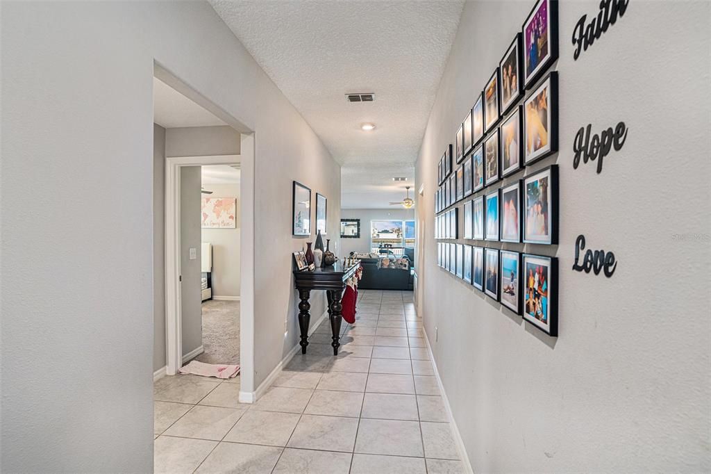 En Venta: $330,000 (4 camas, 2 baños, 1936 Pies cuadrados)