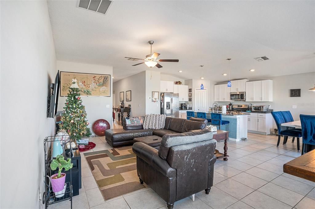 En Venta: $330,000 (4 camas, 2 baños, 1936 Pies cuadrados)