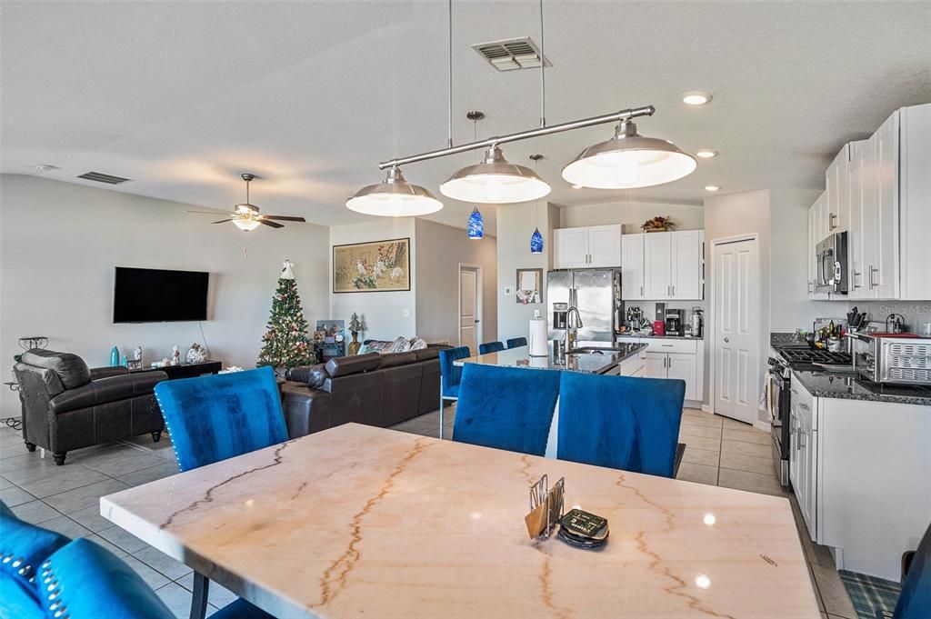 En Venta: $330,000 (4 camas, 2 baños, 1936 Pies cuadrados)