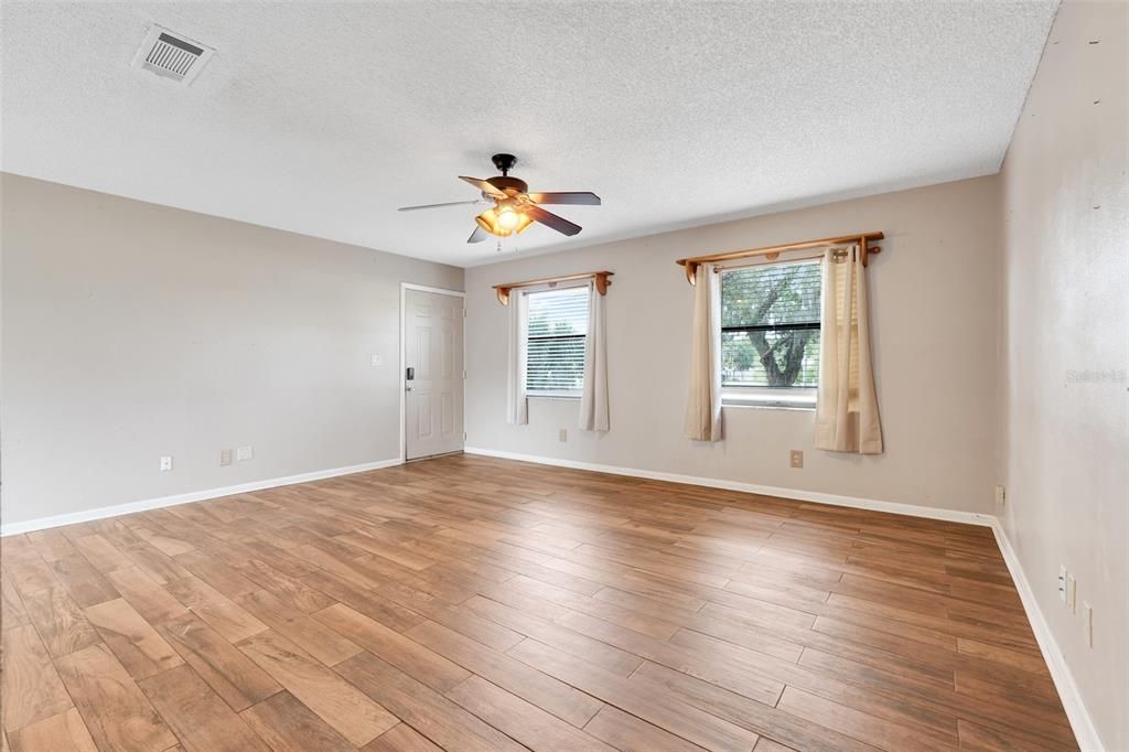 待售: $337,000 (3 贝兹, 2 浴室, 1203 平方英尺)