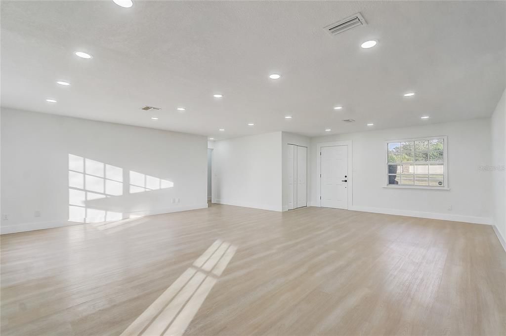 For Sale: $330,000 (4 beds, 2 baths, 1736 Square Feet)