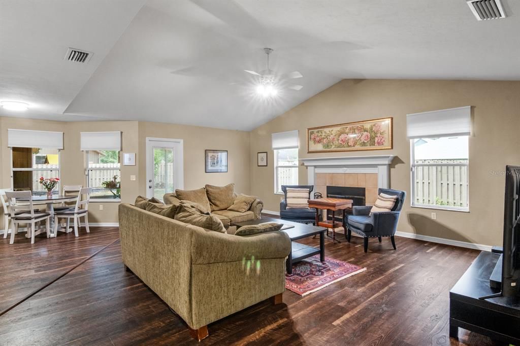 For Sale: $475,000 (4 beds, 3 baths, 2528 Square Feet)