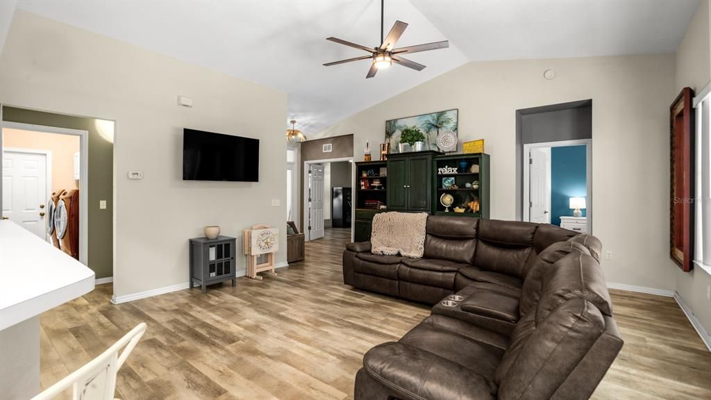 For Sale: $345,000 (3 beds, 2 baths, 1609 Square Feet)