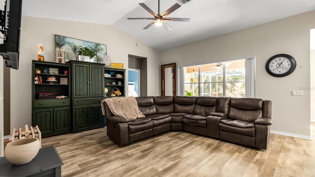 For Sale: $345,000 (3 beds, 2 baths, 1609 Square Feet)