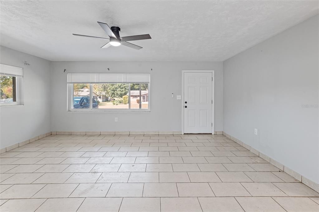 待售: $185,900 (2 贝兹, 1 浴室, 936 平方英尺)