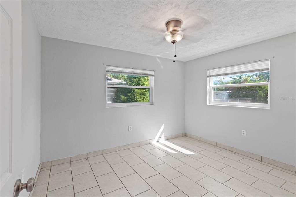 待售: $185,900 (2 贝兹, 1 浴室, 936 平方英尺)