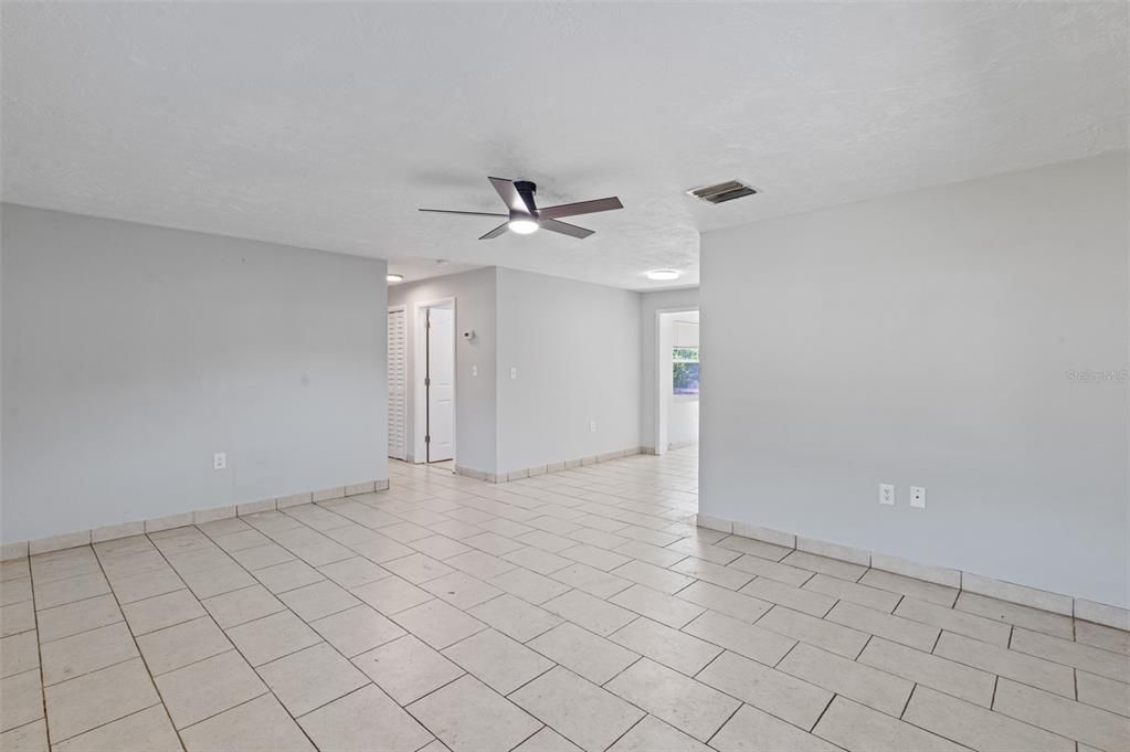 待售: $185,900 (2 贝兹, 1 浴室, 936 平方英尺)