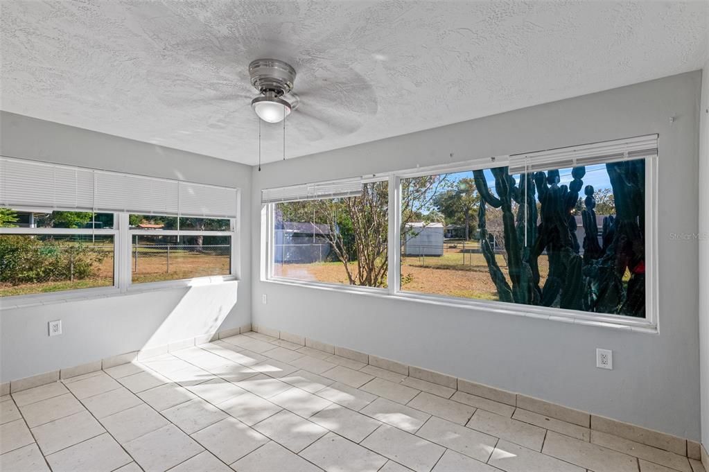 待售: $185,900 (2 贝兹, 1 浴室, 936 平方英尺)