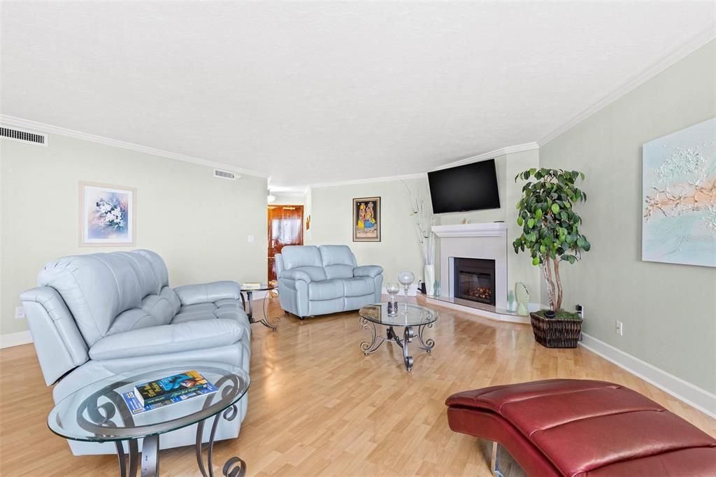 出租: $6,000 (2 贝兹, 2 浴室, 1610 平方英尺)