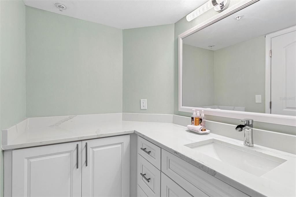 出租: $6,000 (2 贝兹, 2 浴室, 1610 平方英尺)