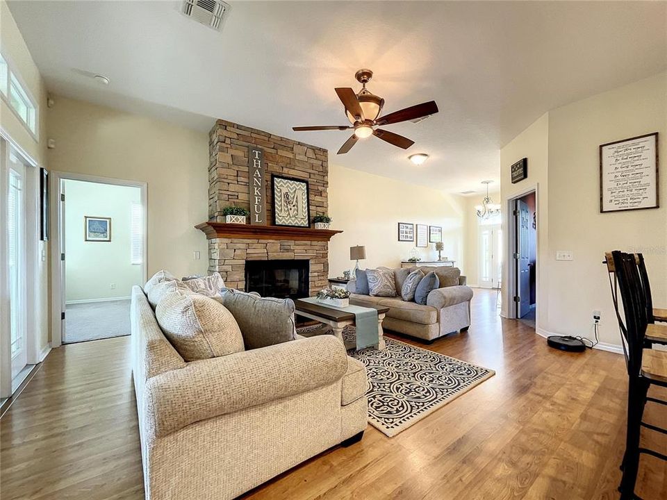 待售: $599,900 (4 贝兹, 2 浴室, 2125 平方英尺)