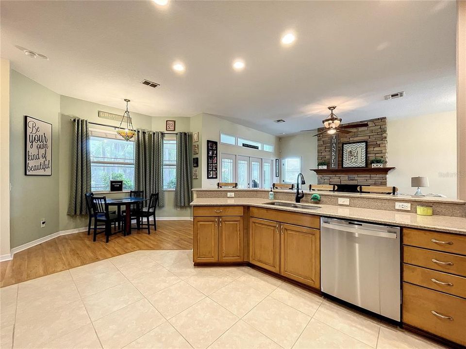 待售: $599,900 (4 贝兹, 2 浴室, 2125 平方英尺)