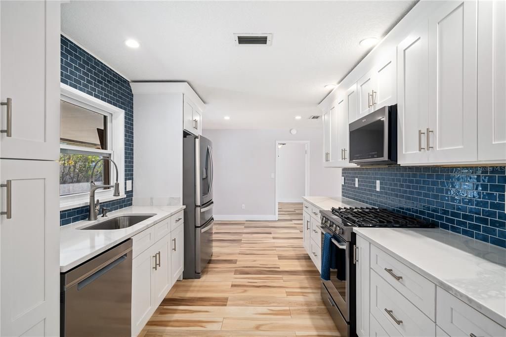 На продажу: $449,000 (4 спален, 2 ванн, 1738 Квадратных фут)