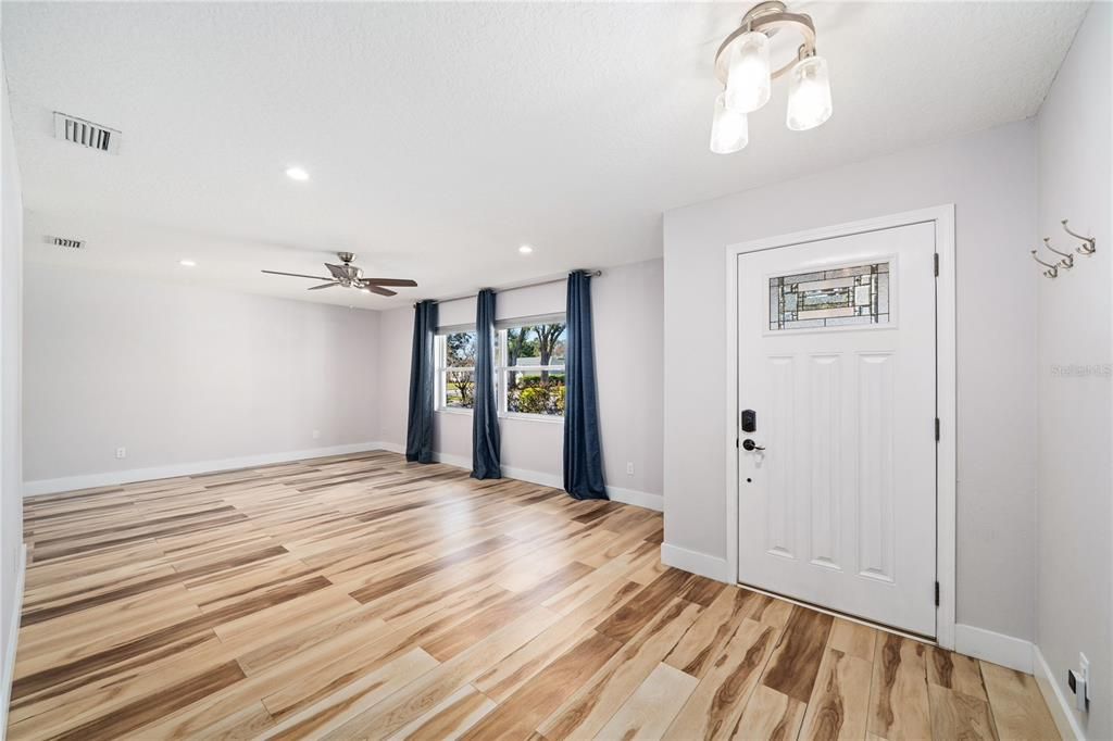 На продажу: $449,000 (4 спален, 2 ванн, 1738 Квадратных фут)