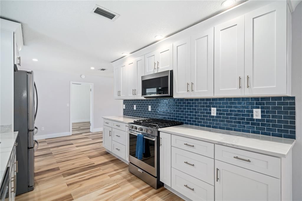 На продажу: $449,000 (4 спален, 2 ванн, 1738 Квадратных фут)