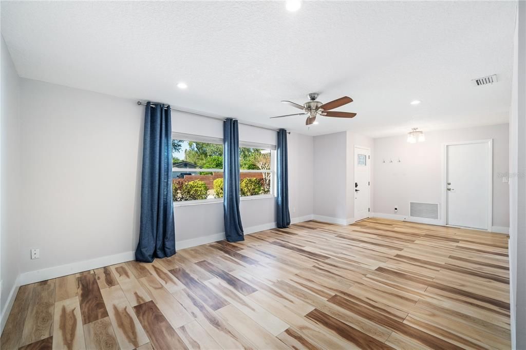 На продажу: $449,000 (4 спален, 2 ванн, 1738 Квадратных фут)