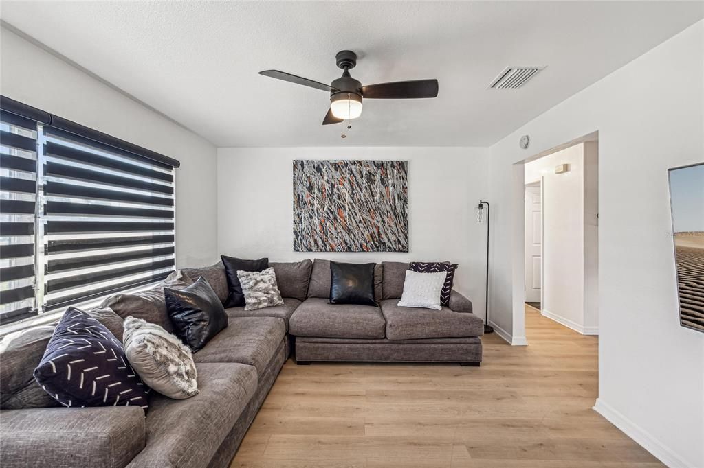 For Sale: $415,000 (2 beds, 2 baths, 1029 Square Feet)