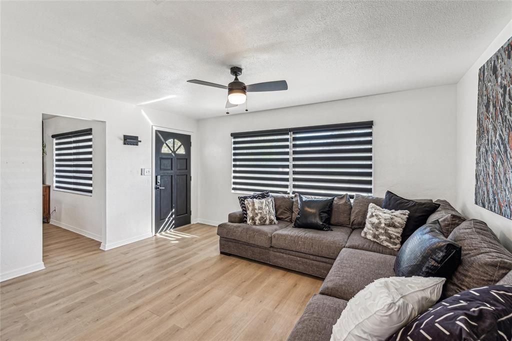 For Sale: $415,000 (2 beds, 2 baths, 1029 Square Feet)