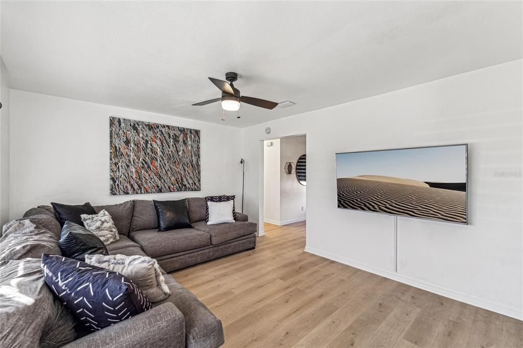 For Sale: $415,000 (2 beds, 2 baths, 1029 Square Feet)